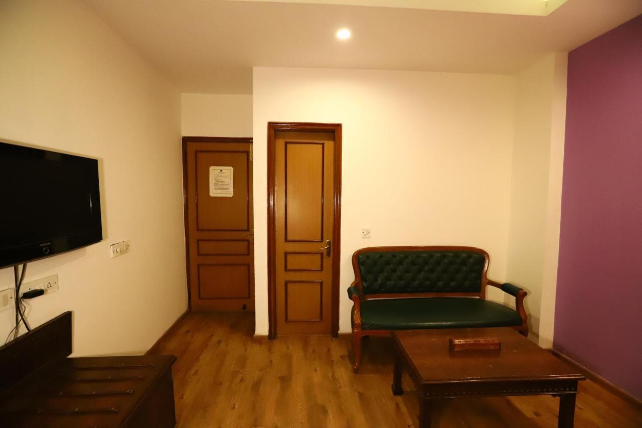 Hotel Ambica Palace Aiims New Delhi - Couple Friendly Local Id Accepted ภายนอก รูปภาพ