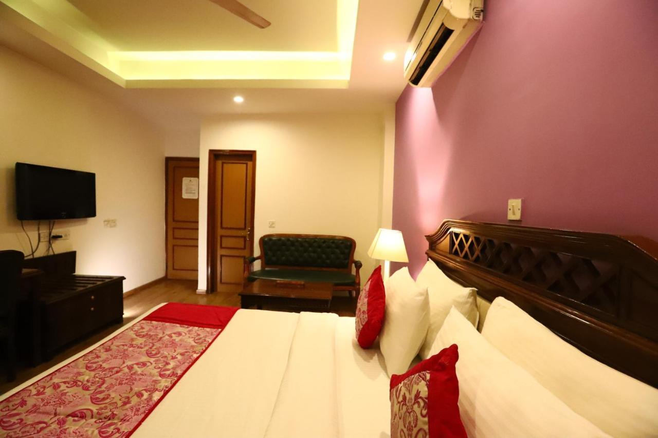Hotel Ambica Palace Aiims New Delhi - Couple Friendly Local Id Accepted ภายนอก รูปภาพ