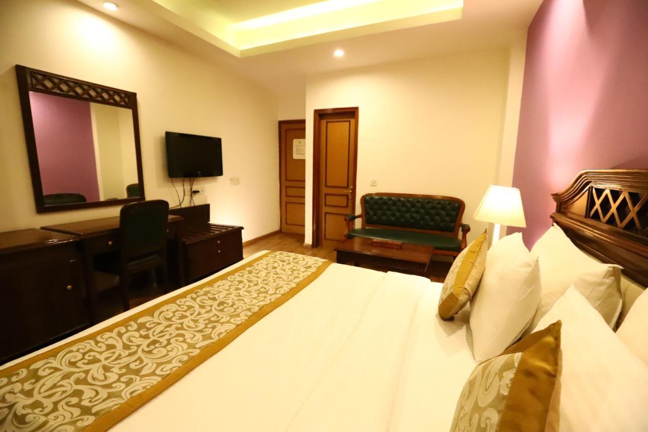 Hotel Ambica Palace Aiims New Delhi - Couple Friendly Local Id Accepted ภายนอก รูปภาพ