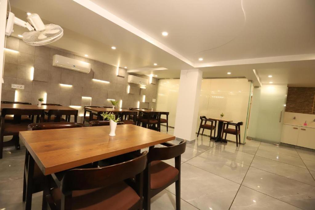 Hotel Ambica Palace Aiims New Delhi - Couple Friendly Local Id Accepted ภายนอก รูปภาพ