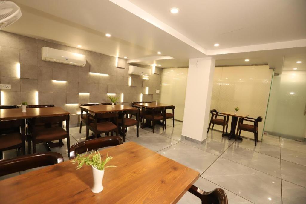 Hotel Ambica Palace Aiims New Delhi - Couple Friendly Local Id Accepted ภายนอก รูปภาพ